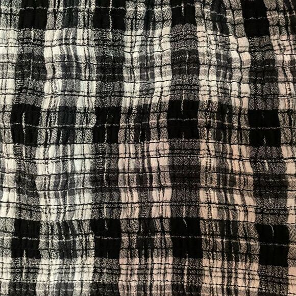 Aeo Sweetheart neck Skinny straps
Ruched details
Smocked details
Plaid pattern - Picture 4 of 8